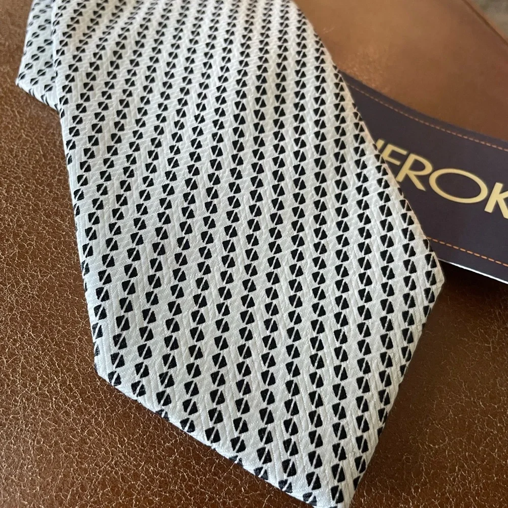 Boys clip on neck tie Black and white Patterned size 8-10 dressy formal church